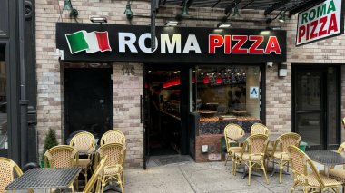 New York, New York - 27 Mayıs 2024: Beşinci Bulvar 'ın dışında masa ve sandalyeli pizza restoranının ön manzarası