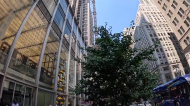 New York, New York - 13 Haziran 2024: 520 Beşinci Cadde 'nin inşaatı 43. cadde yakınlarındaki Beşinci Cadde' den görüldü.