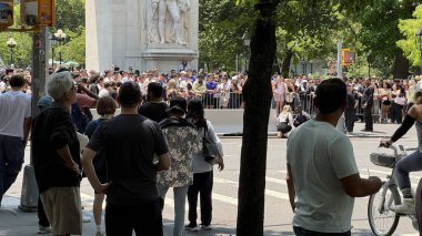 New York, New York - 17 Haziran 2024: Washington Meydanı 'ndaki bir film çekimi iyi finanse edilen yeni film yapımına hazırlık gösteriyor