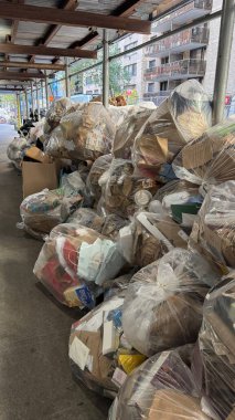 New York, New York - 12 Kasım 2024: Kağıt ve karton ürünlerden oluşan konut çöp torbaları atılmaya hazır