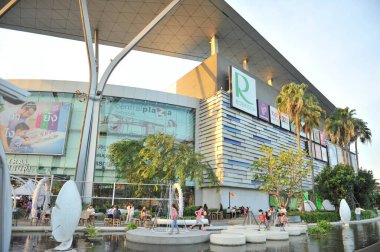 Chonburi Tayland ve 18 Aralık Toremberue 2. Tayland pazarı 18 Aralık 2022 'de turistle merkez plaza chonburi' de.