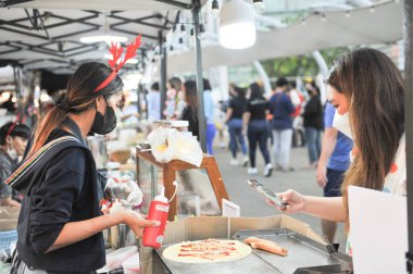 Chonburi Tayland ve 18 Aralık Toremberue 2. Tayland pazarı 18 Aralık 2022 'de turistle merkez plaza chonburi' de.