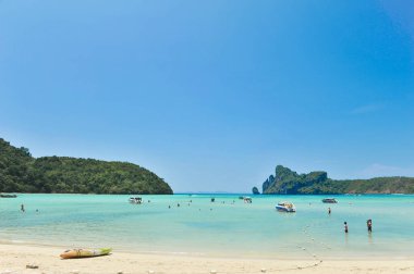 KRABI 4 Nisan Phi Phi Adası 4 Nisan 2023 tarihinde Krabi Tayland 'da turizm