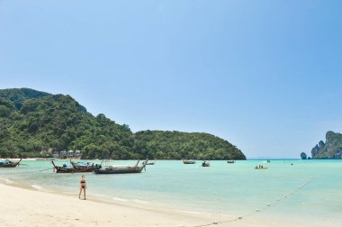 KRABI 4 Nisan Phi Phi Adası 4 Nisan 2023 tarihinde Krabi Tayland 'da turizm