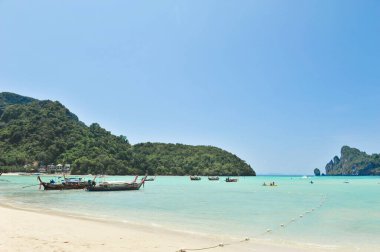 KRABI 4 Nisan Phi Phi Adası 4 Nisan 2023 tarihinde Krabi Tayland 'da turizm