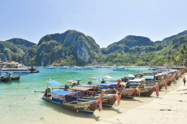 KRABI 4 Nisan Phi Phi Adası 4 Nisan 2023 tarihinde Krabi Tayland 'da turizm