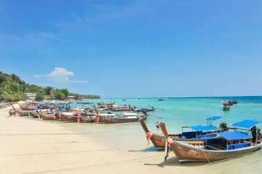 KRABI 4 Nisan Phi Phi Adası 4 Nisan 2023 tarihinde Krabi Tayland 'da turizm