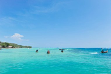 KRABI 4 Nisan Phi Phi Adası 4 Nisan 2023 tarihinde Krabi Tayland 'da turizm