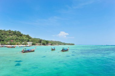 KRABI 4 Nisan Phi Phi Adası 4 Nisan 2023 tarihinde Krabi Tayland 'da turizm