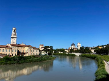 güneşli bir günde İtalya 'nın Verona şehrinde Adige nehri yüzüyor.