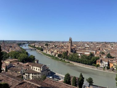 Verona manzarası, İtalya 'da bir şehir ve güneşli bir günde Adige nehri.