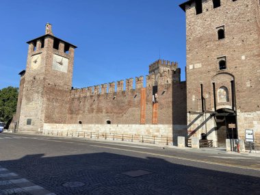 Verona şehrindeki Castelvecchio (eski kale)