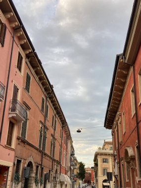 İtalya 'nın Verona şehrinde dar bir sokak.