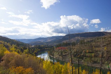 Kanada 'da sonbaharda güneşli bir gün (British Columbia)