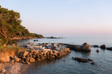 24 Ağustos 2020 - Corfu, Yunanistan - Kontoyialos 'taki küçük güzel limana bakın