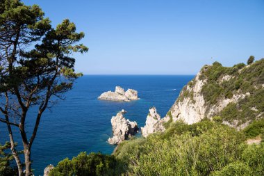 Palaiokastritsa, Corfu, Yunanistan 'daki En Kutsal Tiyatro Manastırı' ndan denize çarpıcı bir manzara