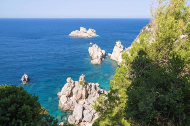 Palaiokastritsa, Corfu, Yunanistan 'daki En Kutsal Tiyatro Manastırı' ndan denize çarpıcı bir manzara