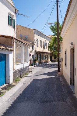 Lakones köyü, Korfu, Yunanistan 'da eski binaları olan cadde