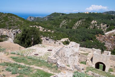 Yunanistan 'ın Nothrwestern Corfu kentindeki Aggelokastro kalesinin avlusu