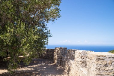 Yunanistan 'ın Nothrwestern Corfu kentindeki Aggelokastro kalesinin avlusu