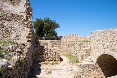 Yunanistan 'ın Nothrwestern Corfu kentindeki Aggelokastro kalesinin avlusu