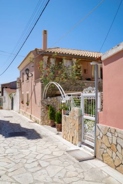 Güzel Makrades Köyü 'nde bir sokak, Korfu, Yunanistan