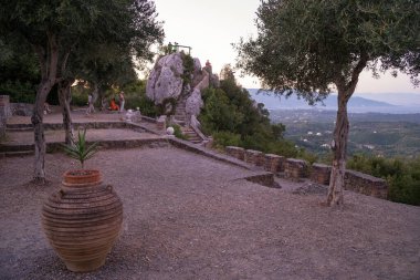 20 Ağustos 2020 - Korfu, Yunanistan - İnsanlar Pelekas köyündeki dağın tepesinden manzaranın keyfini çıkarıyorlar