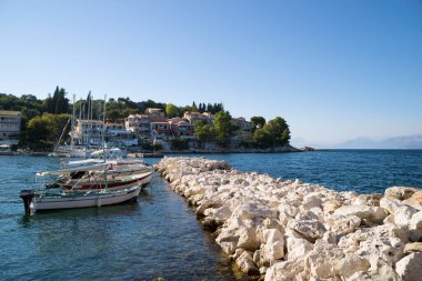 21 Ağustos 2020 - Korfu, Yunanistan - Kassiopi köyünün küçük limanında deniz manzarası