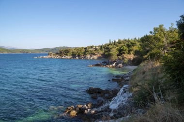 Kassiopi köyü, Korfu, Yunanistan 'da deniz manzarası inanılmaz.