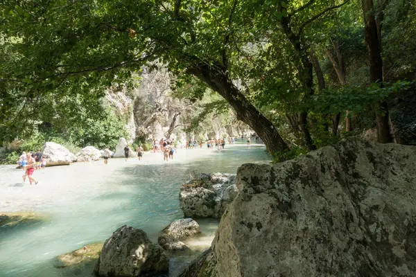 Ağustos 2023 Parga Yunanistan Kaplıcalara Yakın Acheron Nehrinin Kanyonunda Insanların — Stok fotoğraf