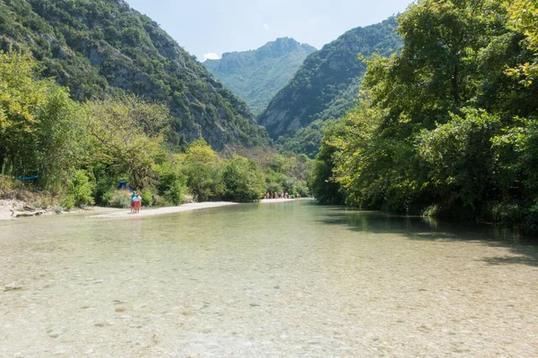 8月19日 2023 パルガ ギリシャ アーチェロン川の渓谷で素晴らしい自然景色 泉の近く 人々は暖かい夏の日に冷たい水を楽しんでいます — ストック写真