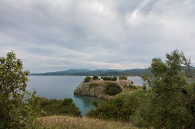 Sonbaharda bulutlu bir gökyüzünün altında, Yunanistan 'ın Chalkidiki kentindeki Toroni köyünün etrafındaki tepelerden deniz manzarası nefes kesici.