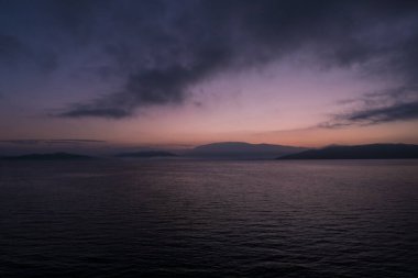 Sabahın erken saatlerinde Corfu 'dan Diapontia adalarına feribotla gitmek.