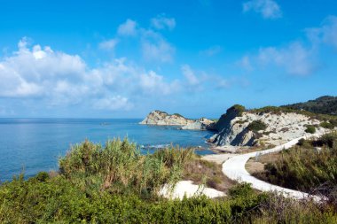 Yunanistan 'ın Korfu kentinin kuzeybatısındaki Diapontia adalarından Ereikoussa' daki güzel sahil şeridi.