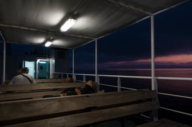 11 Eylül 2022 - Korfu, Yunanistan - Sabahın erken saatlerinde Corfu 'dan Diapontia adalarına feribot yolculuğu