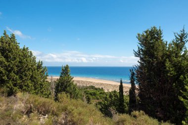 Yunanistan 'ın Korfu kentinin kuzeybatısındaki Diapontia adalarından Ereikoussa' daki güzel sahil şeridi.