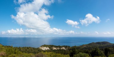 Yunanistan 'ın Ereikoussa adasındaki dağın tepesinden denize ve çevresine çarpıcı bir manzara