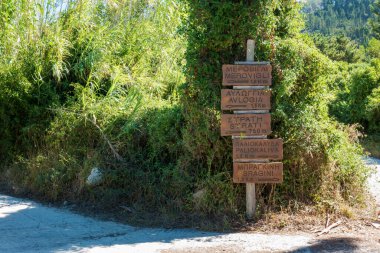 12 Eylül 2022 - Ereikoussa, Yunanistan - Ereikoussa adasının pek çok yürüyüş yolunun işareti