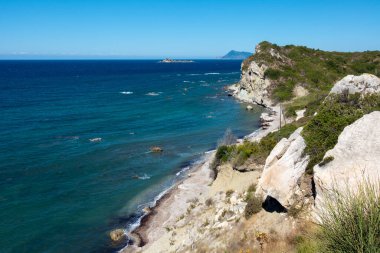 Yunanistan 'ın Korfu kentinin kuzeybatısındaki Diapontia adalarından biri olan Mathraki' deki güzel sahil şeridi.