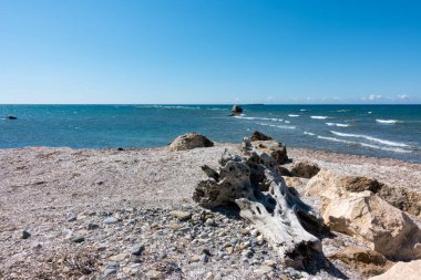 Yunanistan 'ın Korfu kentinin kuzeybatısındaki Diapontia adalarından biri olan Mathraki' deki güzel sahil şeridi.