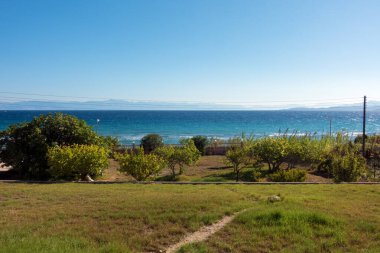 Yunanistan 'ın Korfu kentinin kuzeybatısındaki Diapontia adalarından biri olan Mathraki' deki güzel sahil şeridi.