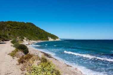 Yunanistan 'ın Korfu kentinin kuzeybatısındaki Diapontia adalarından biri olan Mathraki' deki güzel sahil şeridi.