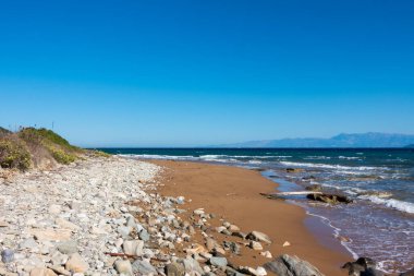 Yunanistan 'ın Korfu kentinin kuzeybatısındaki Diapontia adalarından biri olan Mathraki' deki güzel sahil şeridi.