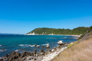 Yunanistan 'ın Korfu kentinin kuzeybatısındaki Diapontia adalarından biri olan Mathraki' deki güzel sahil şeridi.