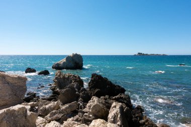 Yunanistan 'ın Korfu kentinin kuzeybatısındaki Diapontia adalarından biri olan Mathraki' deki güzel sahil şeridi.