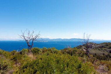 Yunanistan 'ın Mathraki adasındaki dağın tepesinden denize ve çevresine çarpıcı bir manzara
