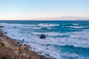 Yunanistan 'da fırtınalı bir yaz gününde Mathraki adasında dalgalı bir deniz