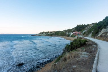 Yunanistan 'da fırtınalı bir yaz gününde Mathraki adasında dalgalı bir deniz