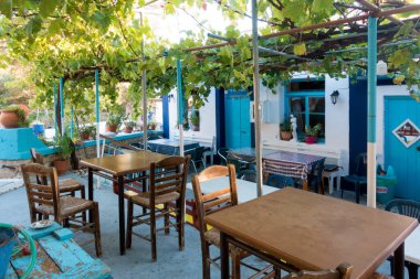 13 Eylül 2022 - Mathraki, Yunanistan - Yunanistan 'ın Mathraki adasındaki Mathraki köyündeki sevimli ve geleneksel kafeterya-taverna-market