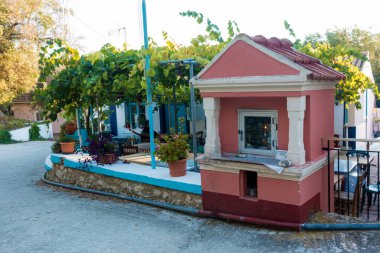 13 Eylül 2022 - Mathraki, Yunanistan - Yunanistan 'ın Mathraki adasındaki Mathraki köyündeki sevimli ve geleneksel kafeterya-taverna-market